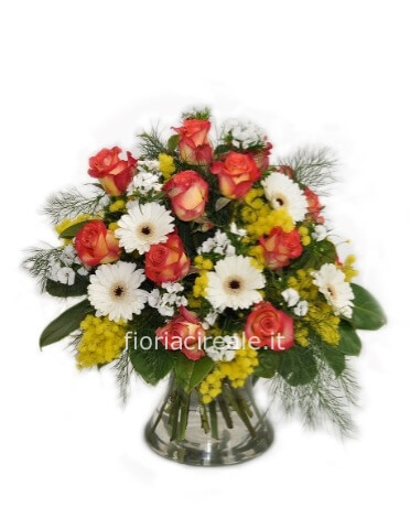 Bouquet di fiori assortiti con mimosa E ROSE ROSSE