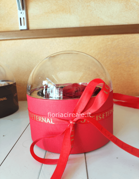 composizione con rosa stabilizzata grande colore  rosso e blu